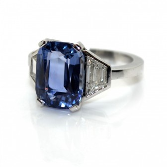 Recent jewelry - Sapphire and Trapezoid Diamonds Ring 
